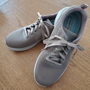 Skechers Air cooled Memory Foam - Size 6